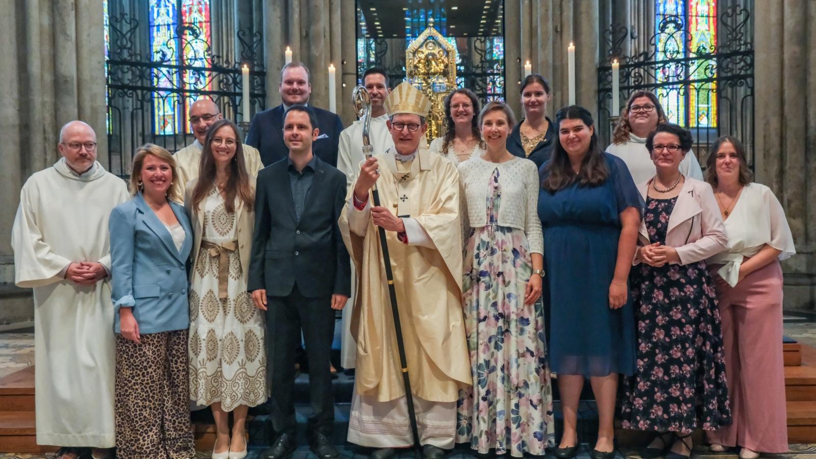 Ein Foto mit Kardinal Woelki und der Gruppe der neuen Gemeindereferenten und Pastoralreferenten.
