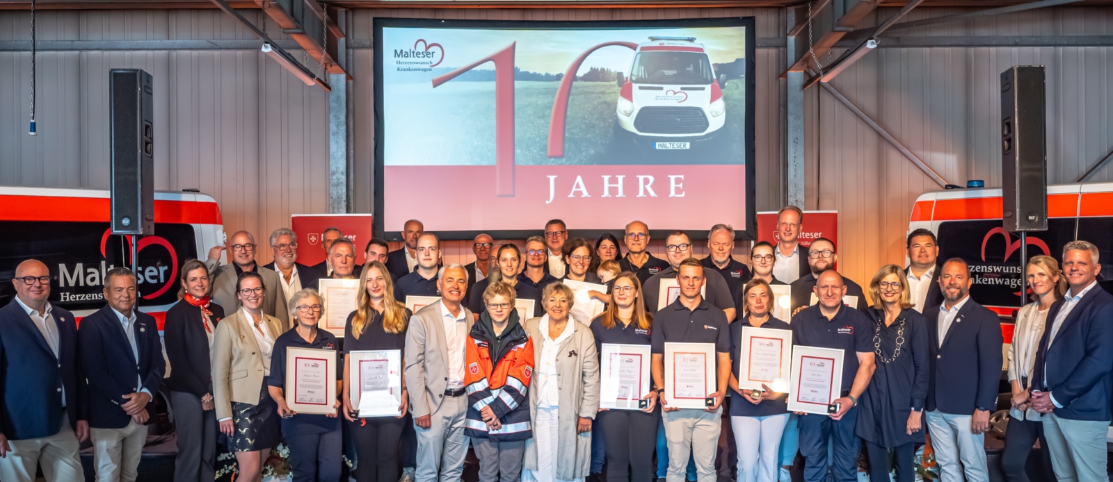 Die ausgezeichneten Malteser Herzenswunsch-Erfüller gemeinsam mit Schirmherr Andreas von Thien, Schirmherrin Marie-Luise Marjan, Herzenswunsch-Gast Jonathan (in Einsatzjacke), sowie Repräsentanten des Kölsche Fründe e.V. und der Diözesanleitung.