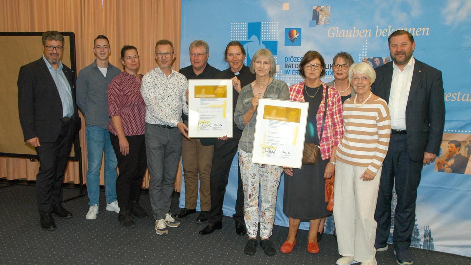 Tim-O. Kurzbach (rechts) überreichte den Anton-Roesen-Preis an die beiden Gruppe Engagierter aus Oberberg und Troisdorf.