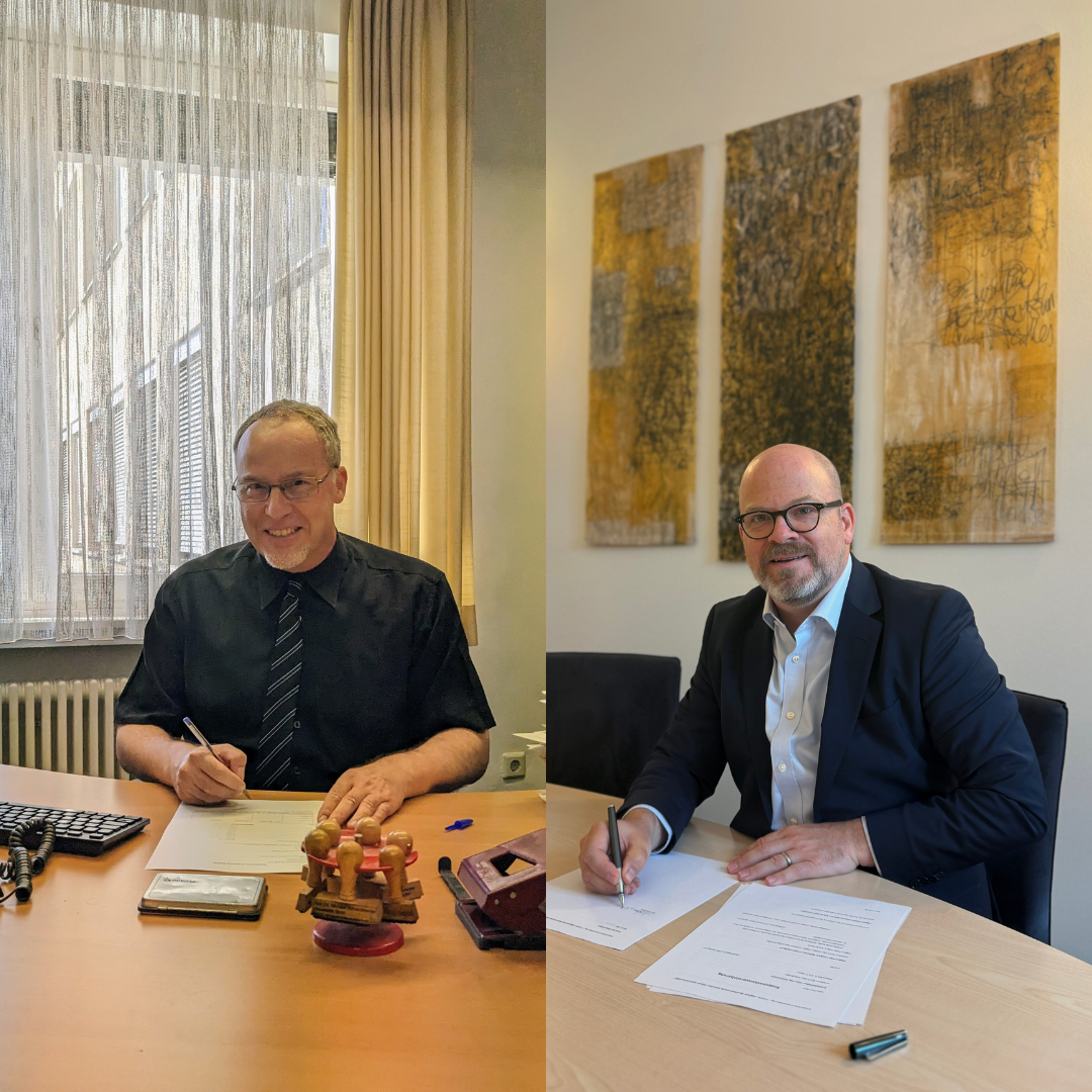 Abteilungsleiter Prof. Dr. Michael Rohrschneider (links) und Schulleiter Christoph Dahmen bei der Unterzeichnung des Vertrags