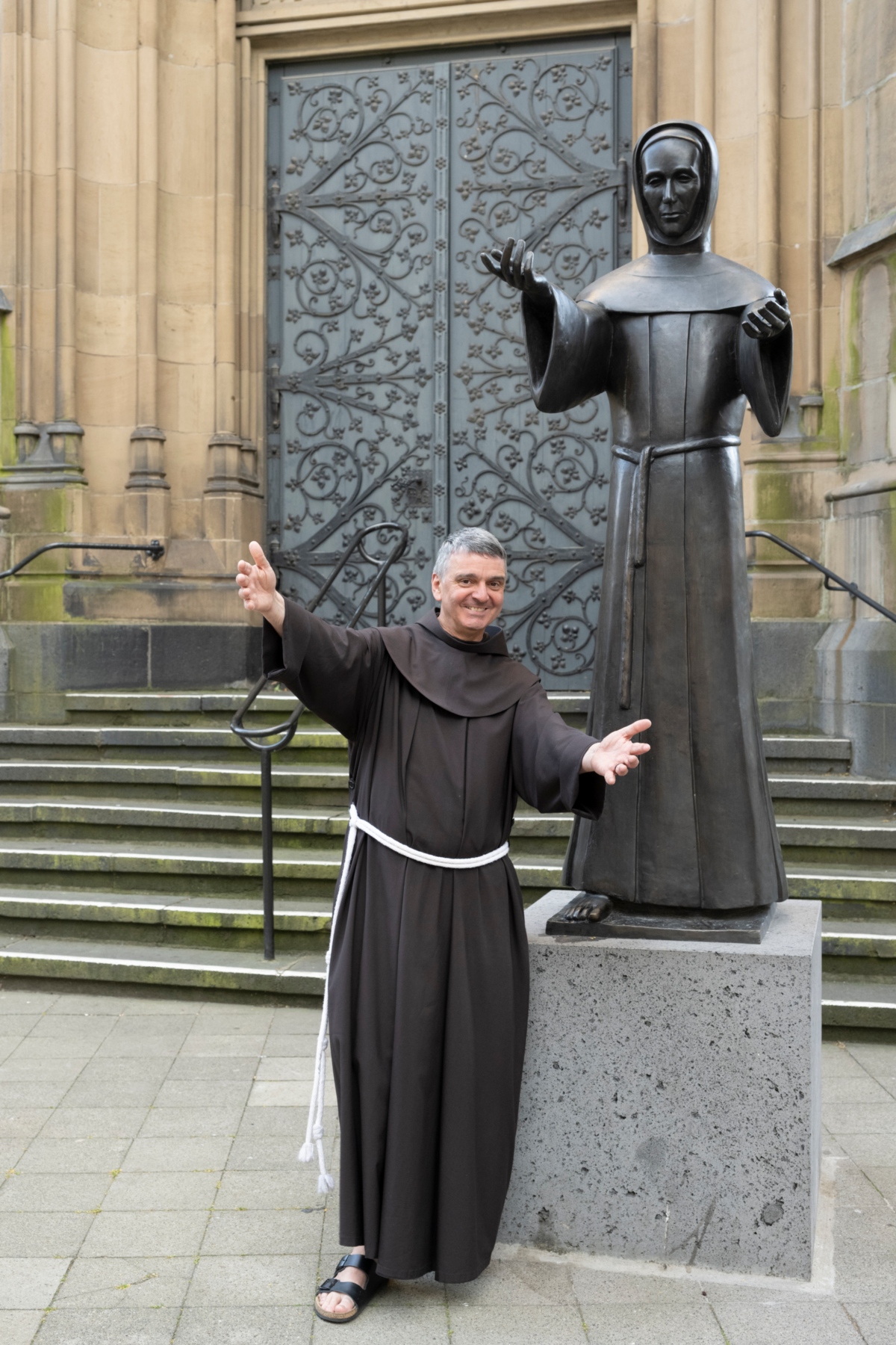Bruder Rafael vor der Statue des Heiligen Franziskus