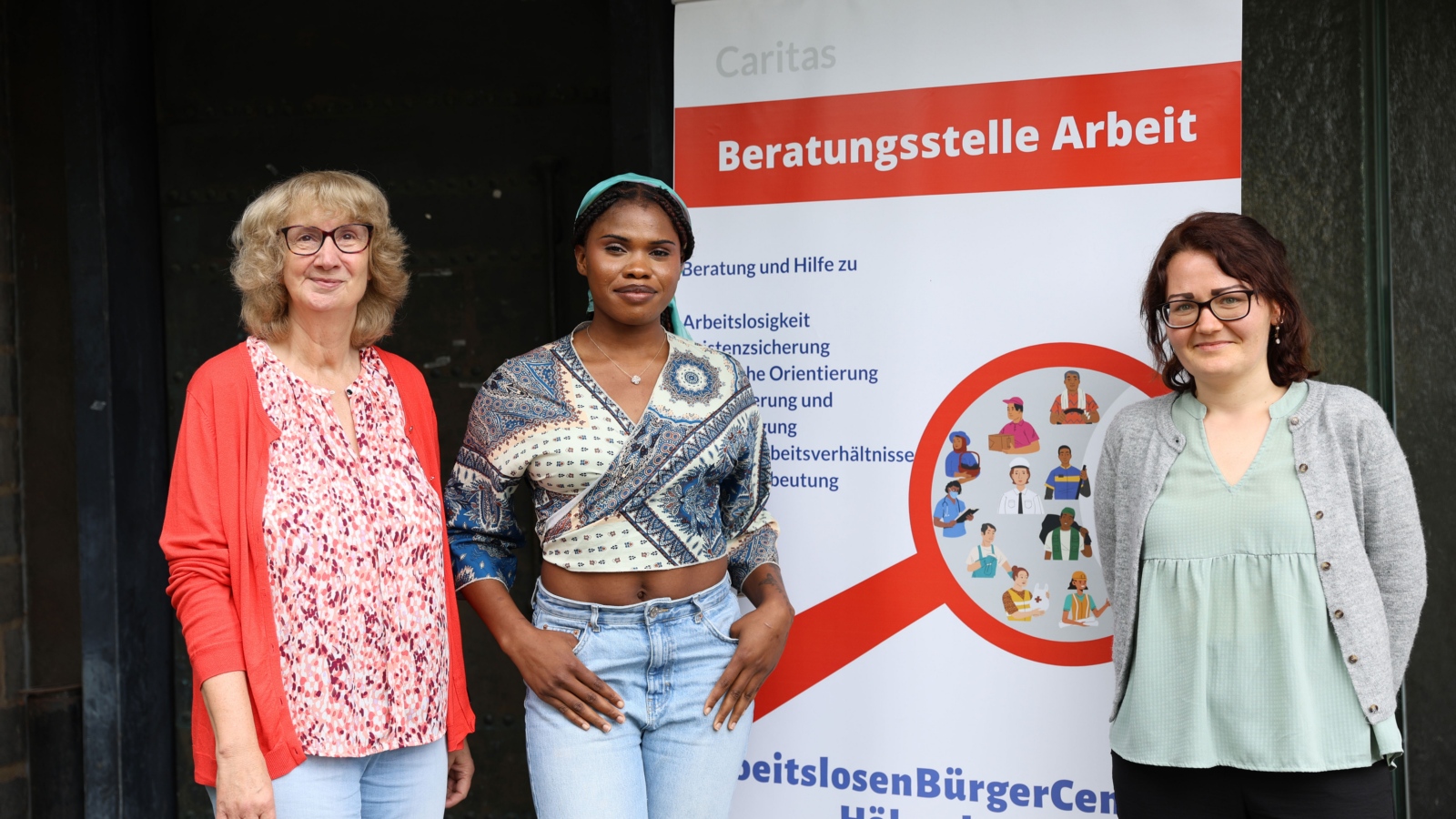 Gruppenbild von drei Frauen vor dem ABC Höhenhaus.