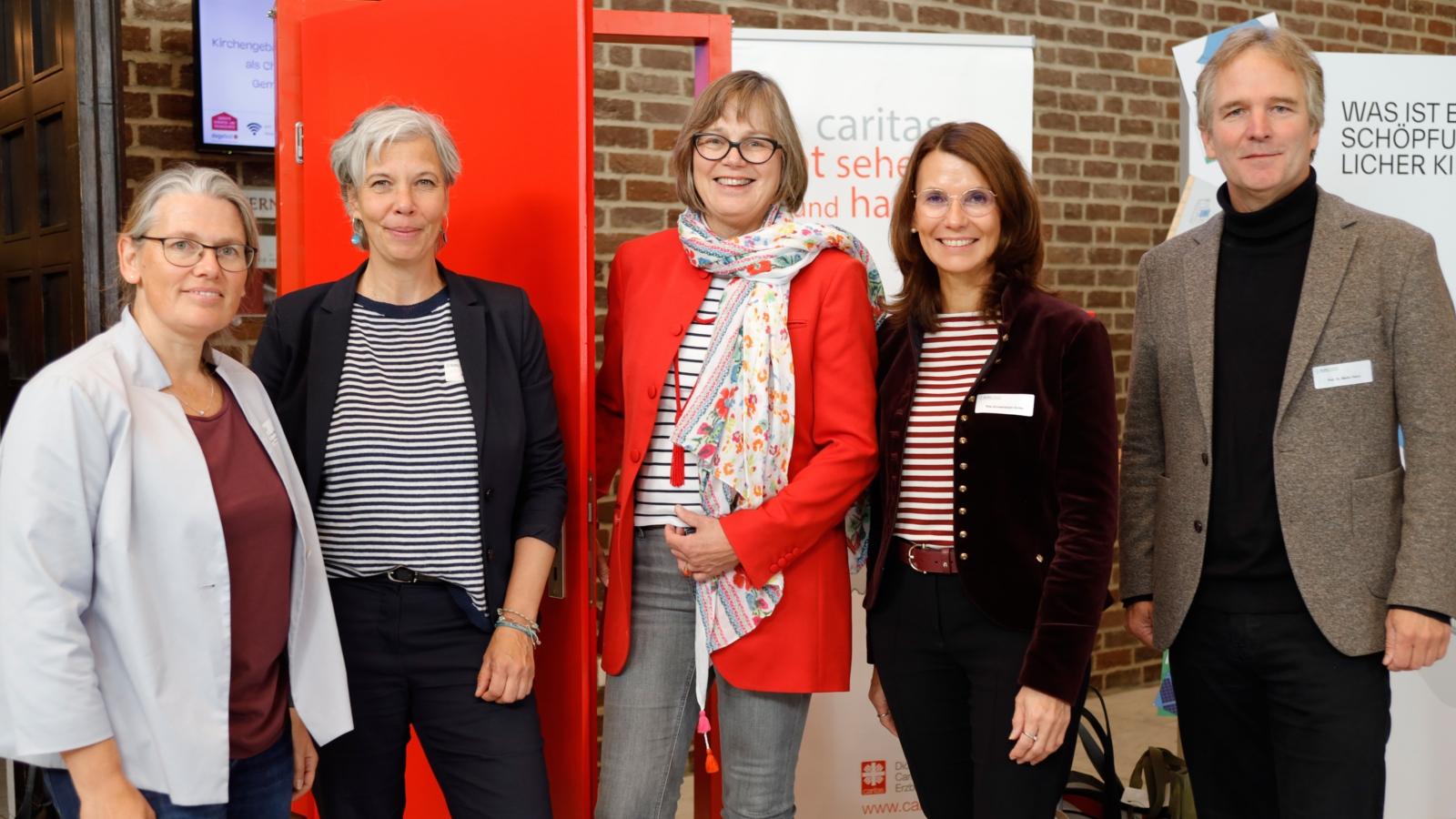 Gruppenfoto mit Dr. Vera Bünnagel Klimaschutzbeauftragte Caritas im Erzbistum Köln, Dr. Anna Braune Leiterin Forschung und Entwicklung Deutsche Gesellschaft für nachhaltiges Bauen, Eva-Maria Welskop-Deffaa Präsidentin DCV, Rita Schwarzelühr-Sutter Parlamentarische Staatssekretärin im Bundesumweltministerium, Prof. Dr. Martin Pehnt Geschäftsführer des Instituts für Energie- und Umweltforschung
