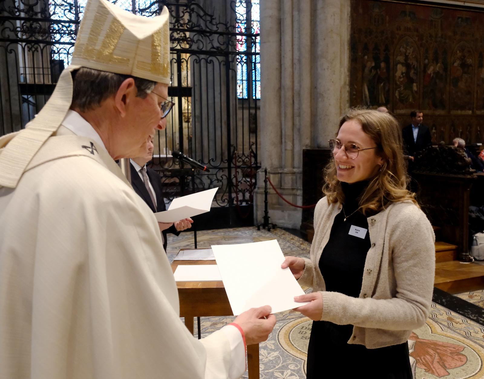 Im Rahmen eines feierlichen Gottesdienstes überreicht Kardinal Woelki einer der neuen Religionslehrerinnen die Missio canonica. Kölner Dom und Hof des Priesterseminars