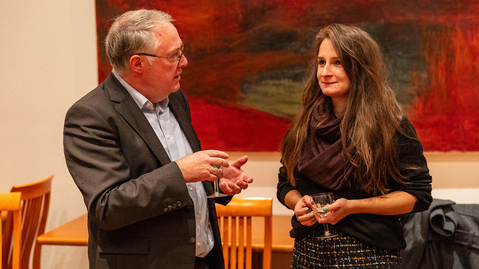 Fotografie von Künstlerseelsorger Patrick Oetterer im Gespräch mit Künstlerin Alwine Baresch