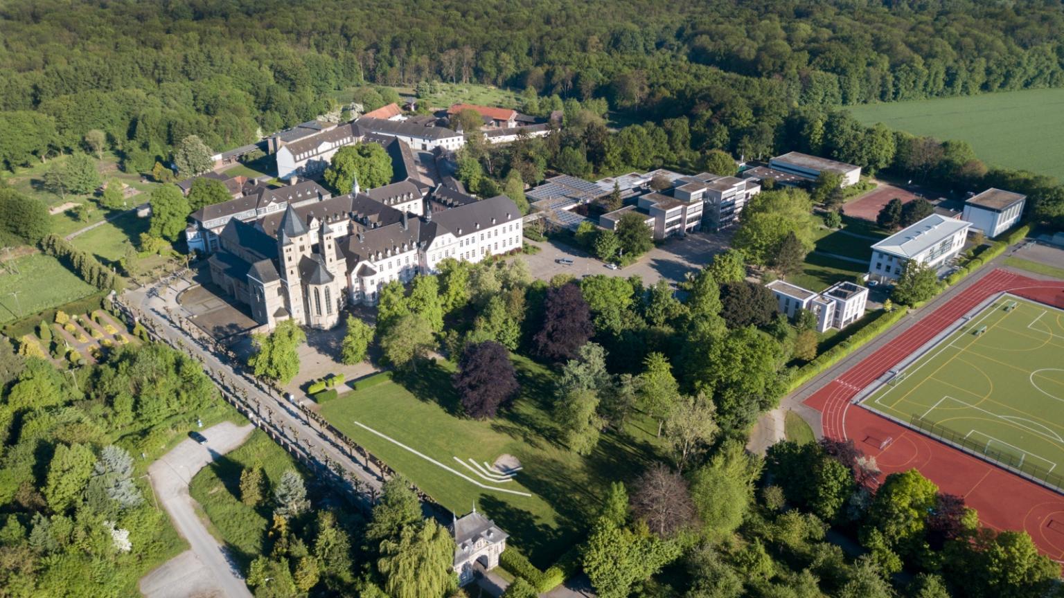 Ein Foto zeigt das Kloster Knechtsteden und seine Nebengebäude aus der Vogelperspektive.