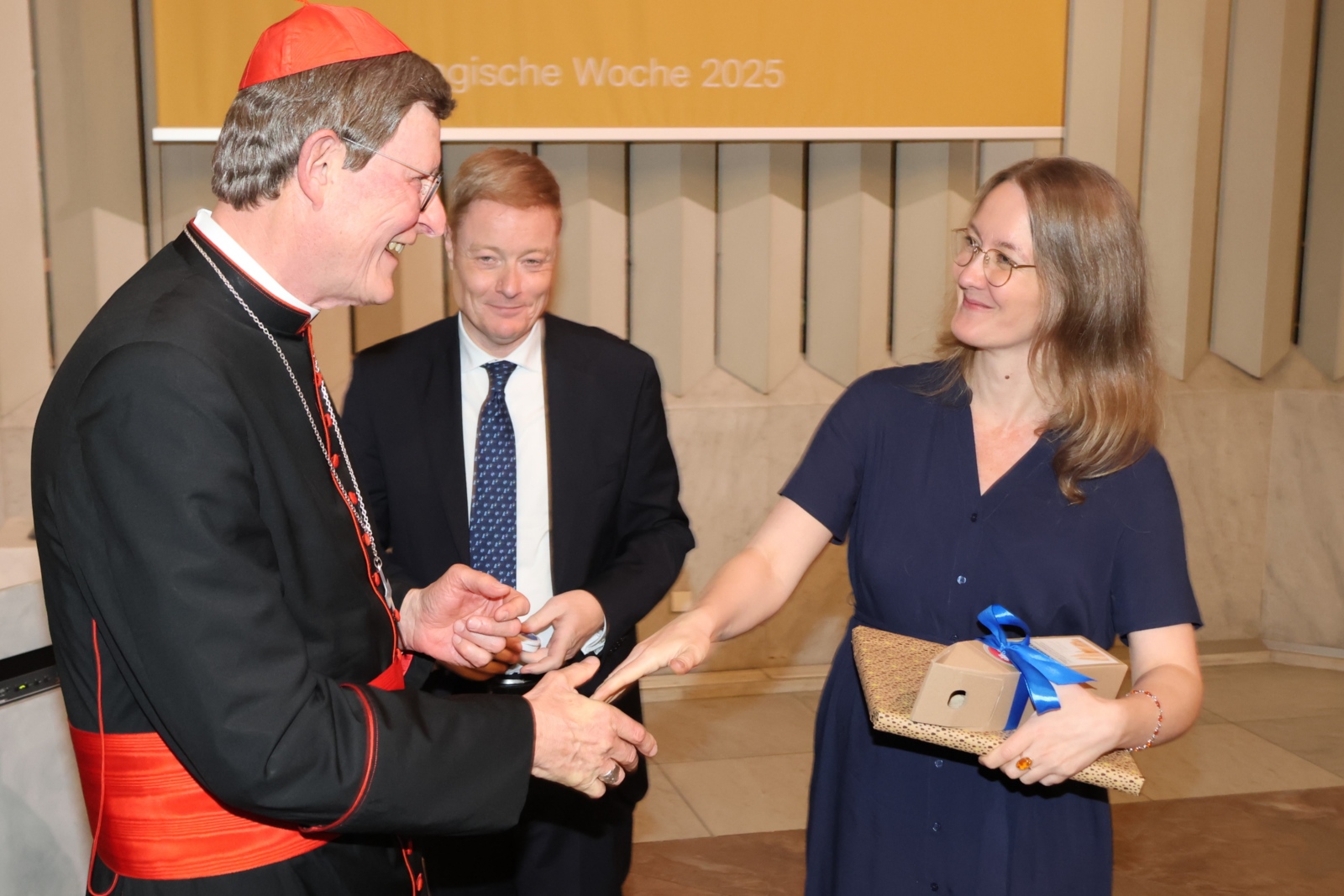 Foto von Kardinal Woelki, Prof. Frauke Rostalski und Thomas Pitsch im Gespräch.