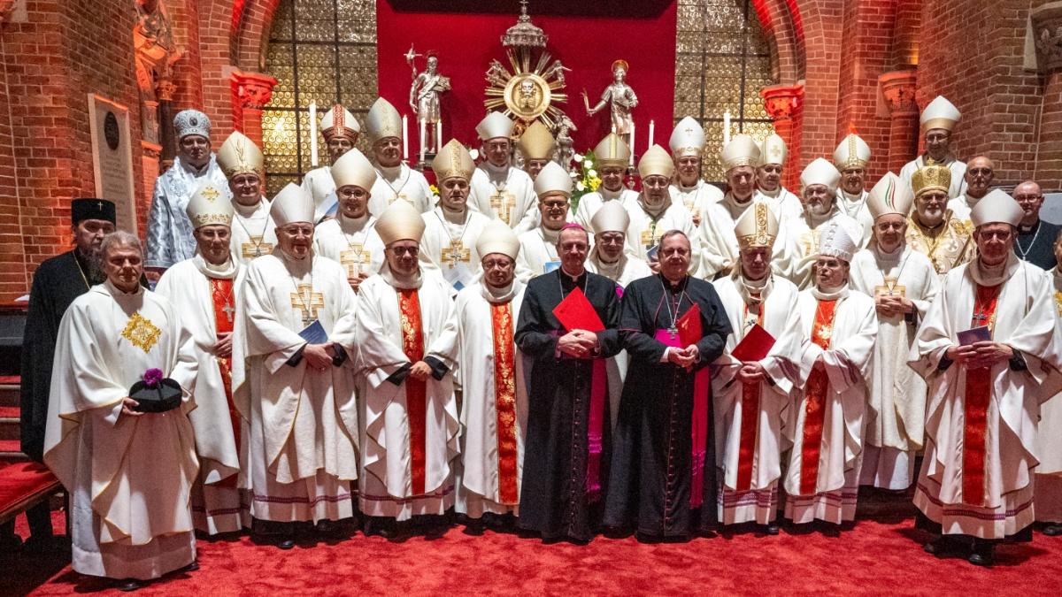 Gruppenfoto aller anwesenden Bischöfe Im Anschluss an den Gottesdienst haben der Vorsitzende der Polnischen Bischofskonferenz, Erzbischof Dr. Tadeusz Wojda, und der Vorsitzende der Deutschen Bischofskonferenz, Bischof Dr. Georg Bätzing, die gemeinsame Erklärung 'Mut zur ausgestreckten Hand' unterzeichnet. Eucharistiefeier im Dom St. Johannes der Täufer anlässlich des 60. Jahrestages des historischen Briefwechsels zwischen der Polnischen und der Deutschen Bischofskonferenz in Breslau am 18. November 2025.