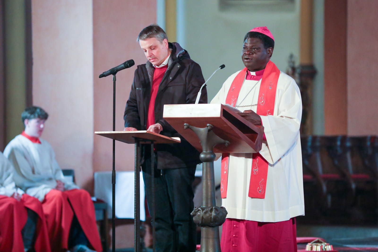 Im Rahmen des Red Wednesday fand in St. Suitbertus in Düsseldorf der 'Abend der Zeugen' statt. Der ökumenische Gottesdienst mit Kardinal Woelki und Bischof Wilfred Chikpa Anagbe aus Nigeria wurde vom Hilfswerk 'Kirche in Not' und der örtlichen Gemeinde gestaltet.
