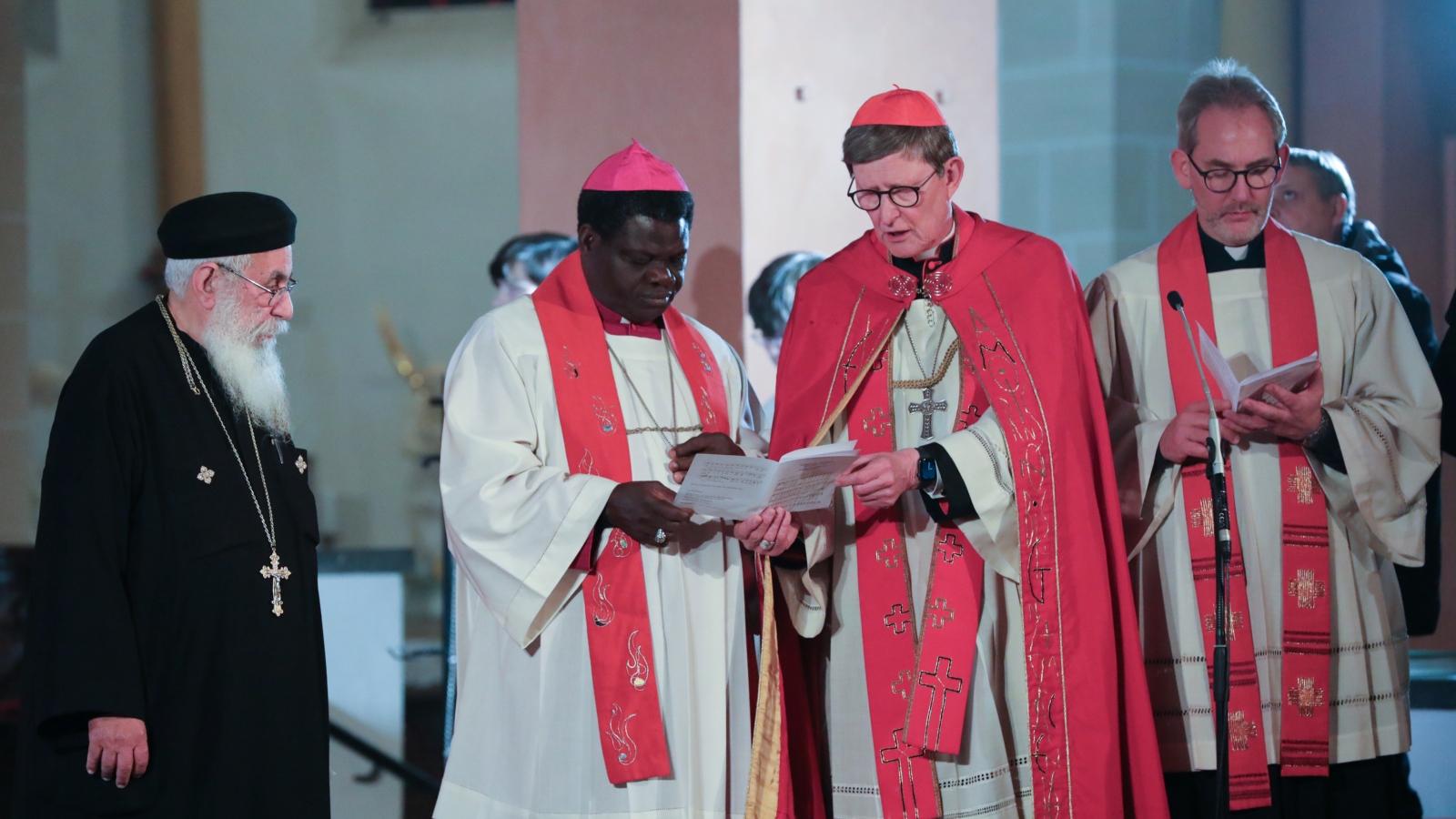 Im Rahmen des Red Wednesday fand in St. Suitbertus in Düsseldorf der 'Abend der Zeugen' statt. Der ökumenische Gottesdienst mit Kardinal Woelki und Bischof Wilfred Chikpa Anagbe aus Nigeria wurde vom Hilfswerk 'Kirche in Not' und der örtlichen Gemeinde gestaltet.