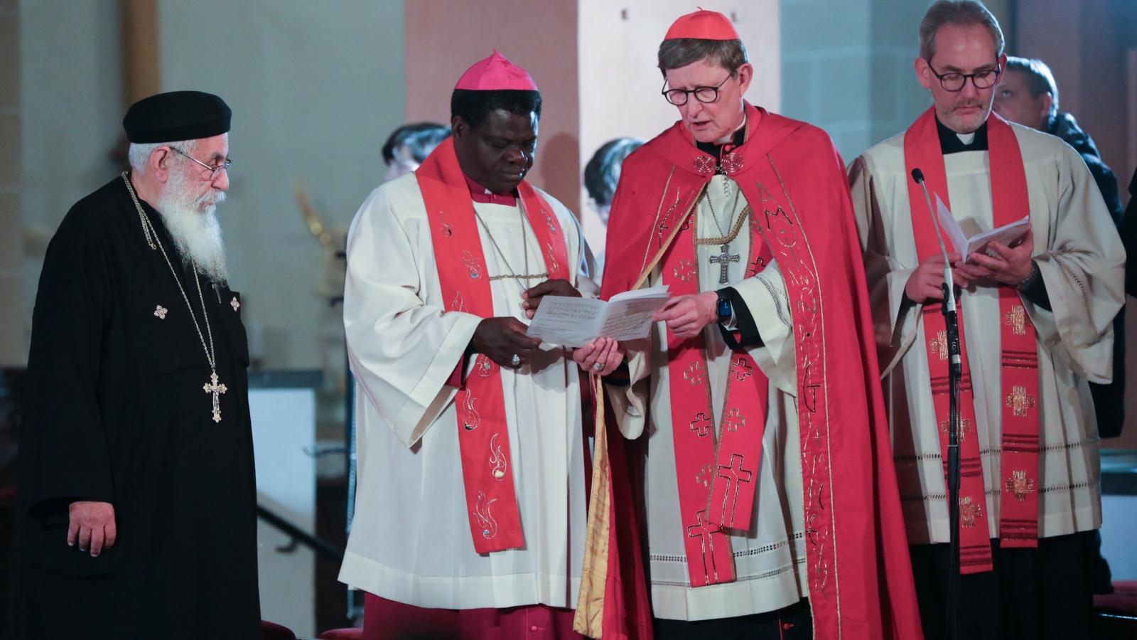 Im Rahmen des Red Wednesday fand in St. Suitbertus in Düsseldorf der 'Abend der Zeugen' statt. Der ökumenische Gottesdienst mit Kardinal Woelki und Bischof Wilfred Chikpa Anagbe aus Nigeria wurde vom Hilfswerk 'Kirche in Not' und der örtlichen Gemeinde gestaltet.