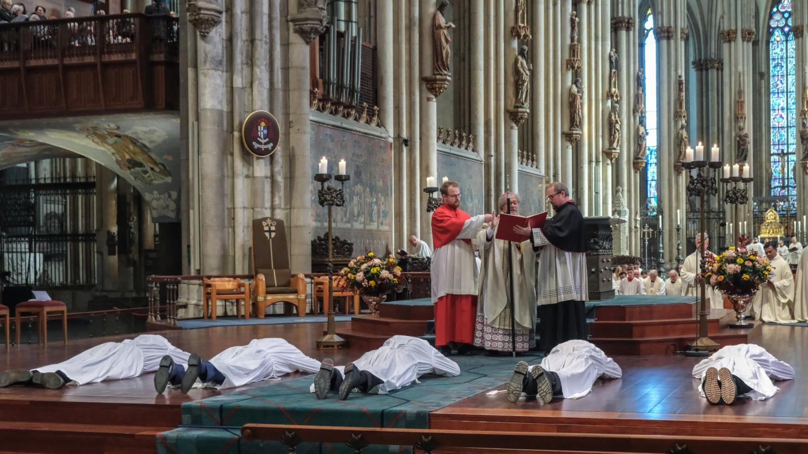 Im Kölner Dom hat Weihbischof Rolf Steinhäuser am Samstag (22. November) fünf verheiratete Männer aus dem Erzbistum zu Ständigen Diakonen geweiht.