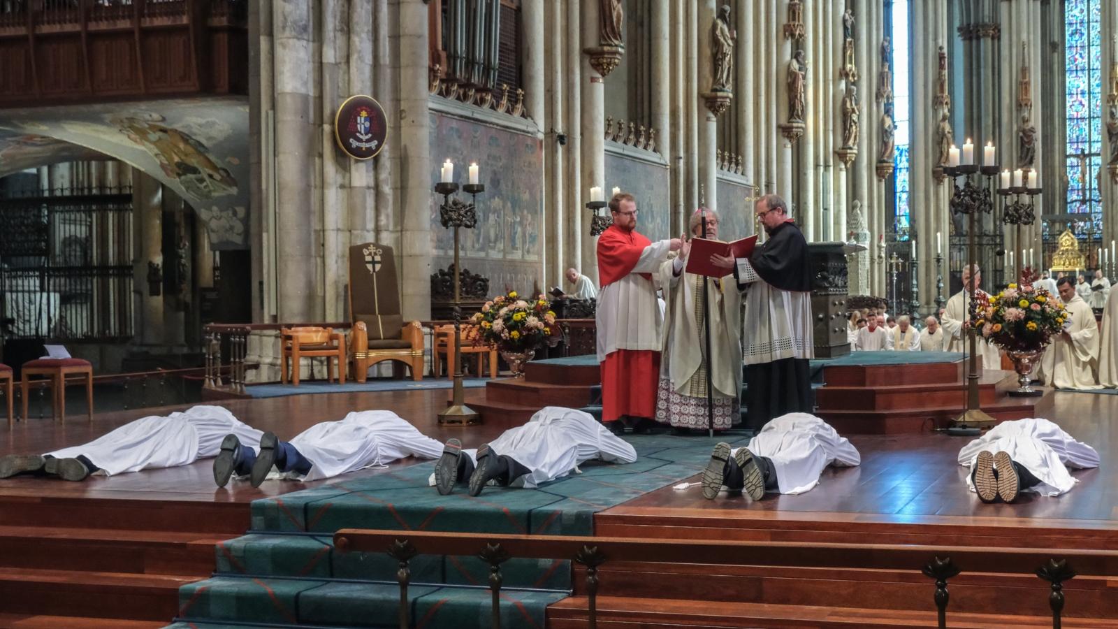 Im Kölner Dom hat Weihbischof Rolf Steinhäuser am Samstag (22. November) fünf verheiratete Männer aus dem Erzbistum zu Ständigen Diakonen geweiht.