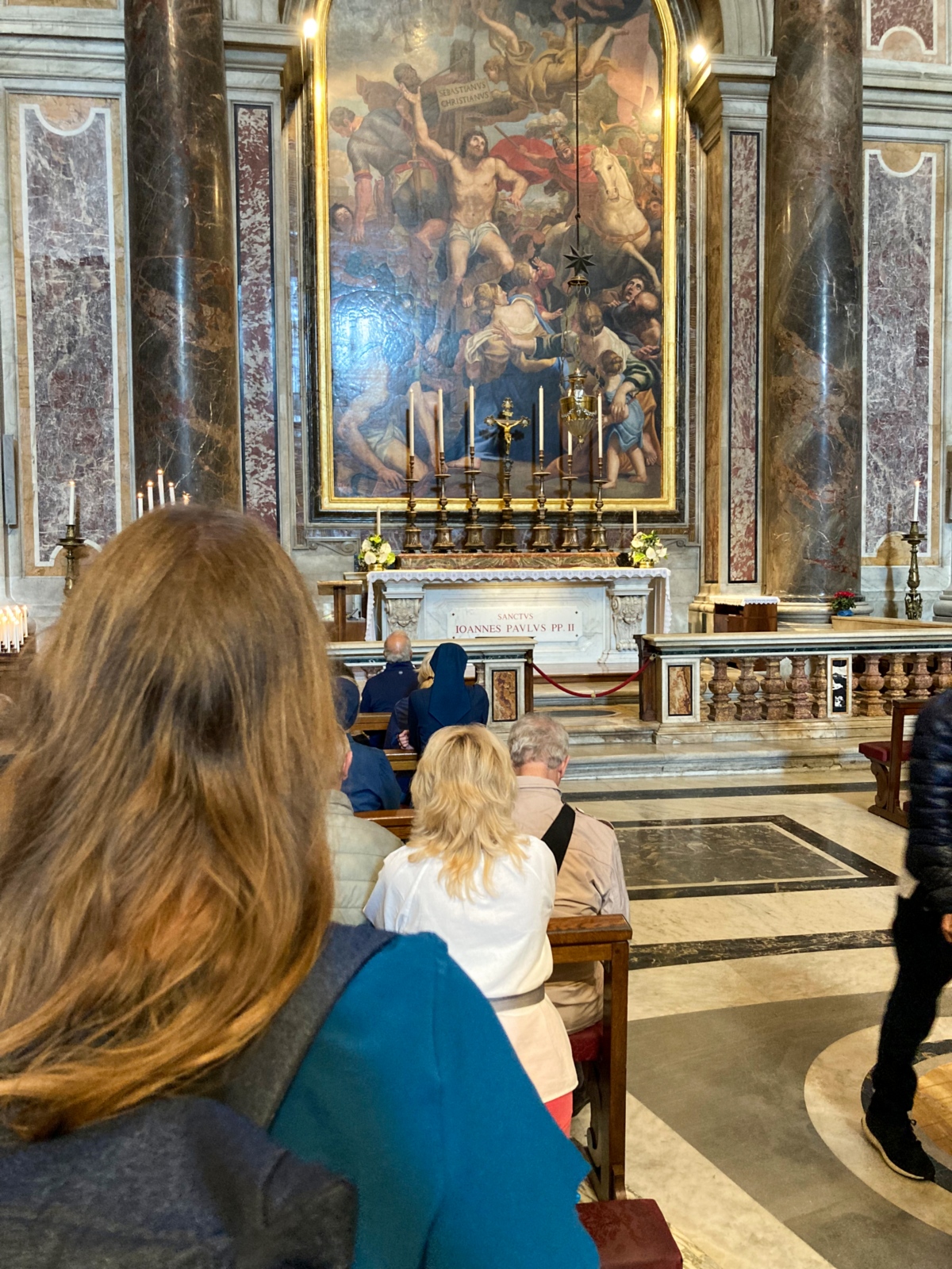 Natalie Takács am Grab von Johannes Paul II.