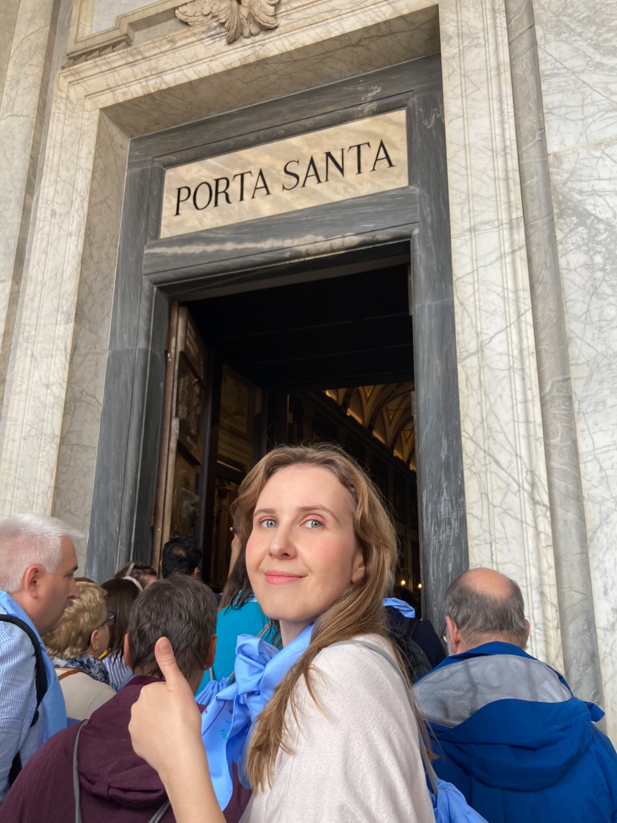 Natalie Takács an der Heiligen Pforte in Rom
