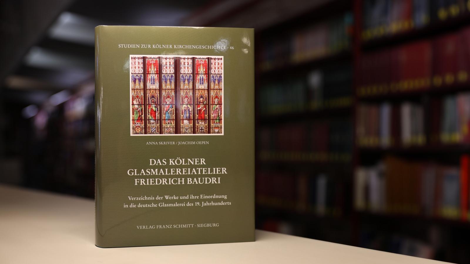 Das Kölner Glasmalereiatelier Friedrich Baudri Anna Skriver / Joachim Oepen: Das Kölner Glasmalereiatelier Friedrich Baudri. Verzeichnis der Werke und ihre Einordnung in die deutsche Glasmalerei des 19. Jahrhunderts (Studien zur Kölner Kirchengeschichte 46), Siegburg 2024: Verlag Franz Schmitt, 39,90 Euro.