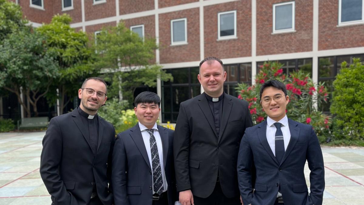 Diakonenweihe 2025: vl. Francesco Tabacco, Donggeon (Raphael) Kim, Marek Osiecki und Kiman (Antonio) Kim
