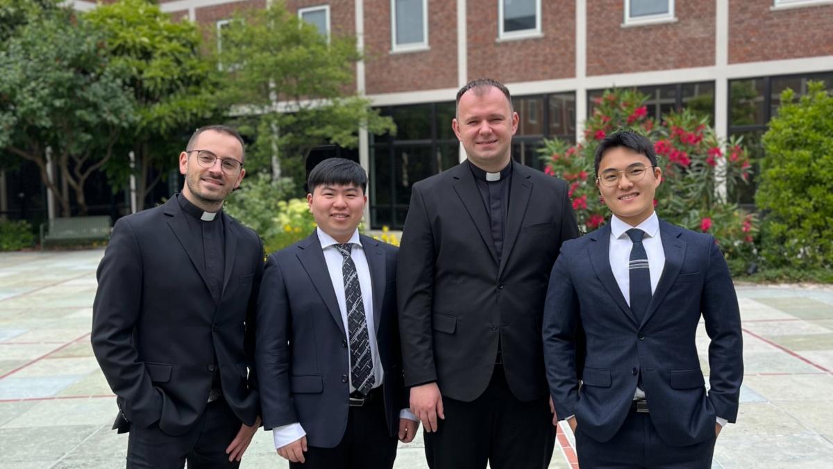 Diakonenweihe 2025: vl. Francesco Tabacco, Donggeon (Raphael) Kim, Marek Osiecki und Kiman (Antonio) Kim