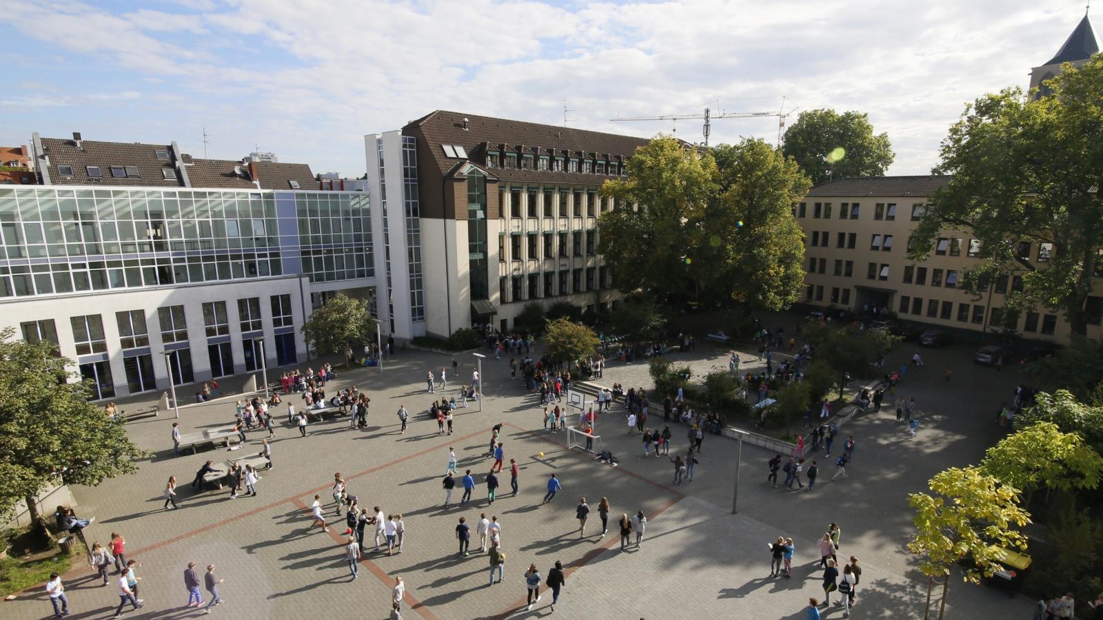 Ein Foto zeigt den Blick von oben auf Schulhof und Schulgebäude der Ursulinenschule Köln.