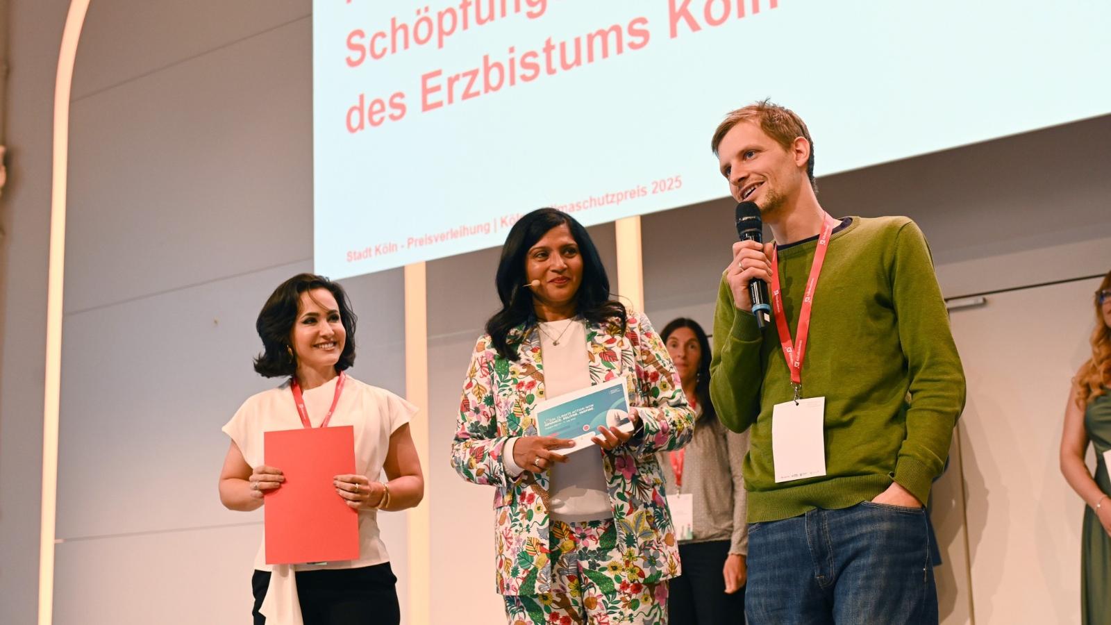 Erzbistum Köln gewinnt Klimaschutzpreis der Stadt Köln 2025: Maria Moura (links) und Christian Weingarten (rechts im Bild) bei der Preisverleihung Erzbistum Köln gewinnt Klimaschutzpreis der Stadt Köln 2025