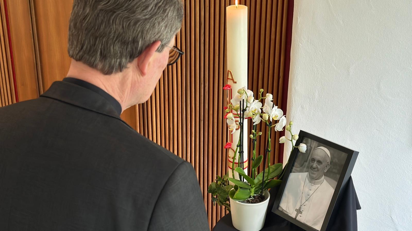 Kardinal Woelki betet für den am Ostermontag verstorbenen Papst Franziskus
