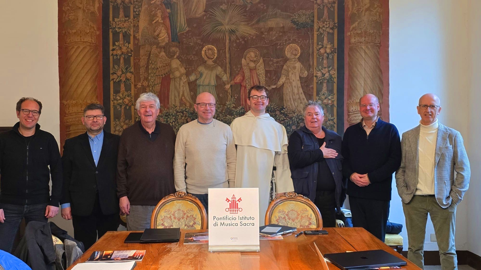 Jurysitzung 2025 in Rom
von links nach rechts: Michael Utz (Koordination), Pawel Łukaszewski, Jan Łukaszewski, Vaclovas Augustinas, P. Robert Mehlhart, Enjott Schneider, Stephen Layton, Andrea Angelini