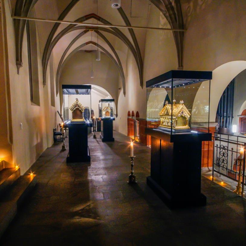 Die Schatzkammer Sankt Servatius Siegburg nur im Schein der Kerzen.