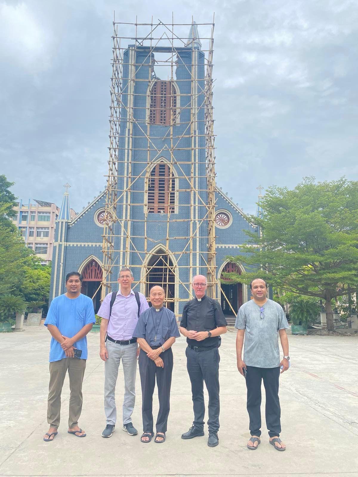 Während ihrer Solidaritätsreise besuchen Generalvikar Msgr. Assmann und Nadim Ammann eine Gemeinde, deren zerstörte Kirche wieder aufgebaut wird.