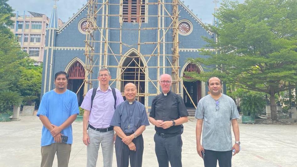 Während ihrer Solidaritätsreise besuchen Generalvikar Msgr. Assmann und Nadim Ammann eine Gemeinde, deren zerstörte Kirche wieder aufgebaut wird.