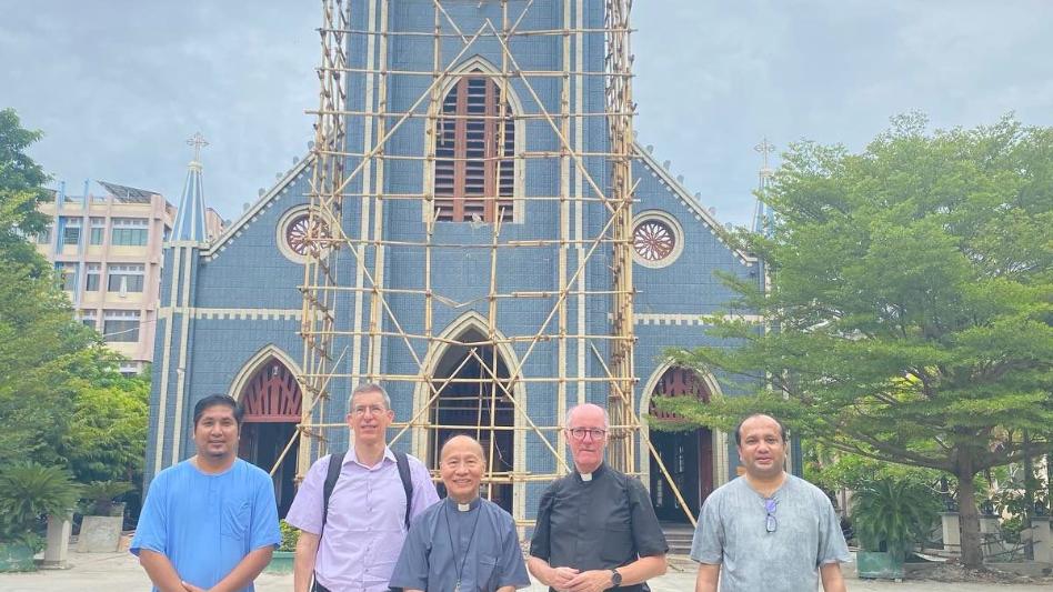 Während ihrer Solidaritätsreise besuchen Generalvikar Msgr. Assmann und Nadim Ammann eine Gemeinde, deren zerstörte Kirche wieder aufgebaut wird.
