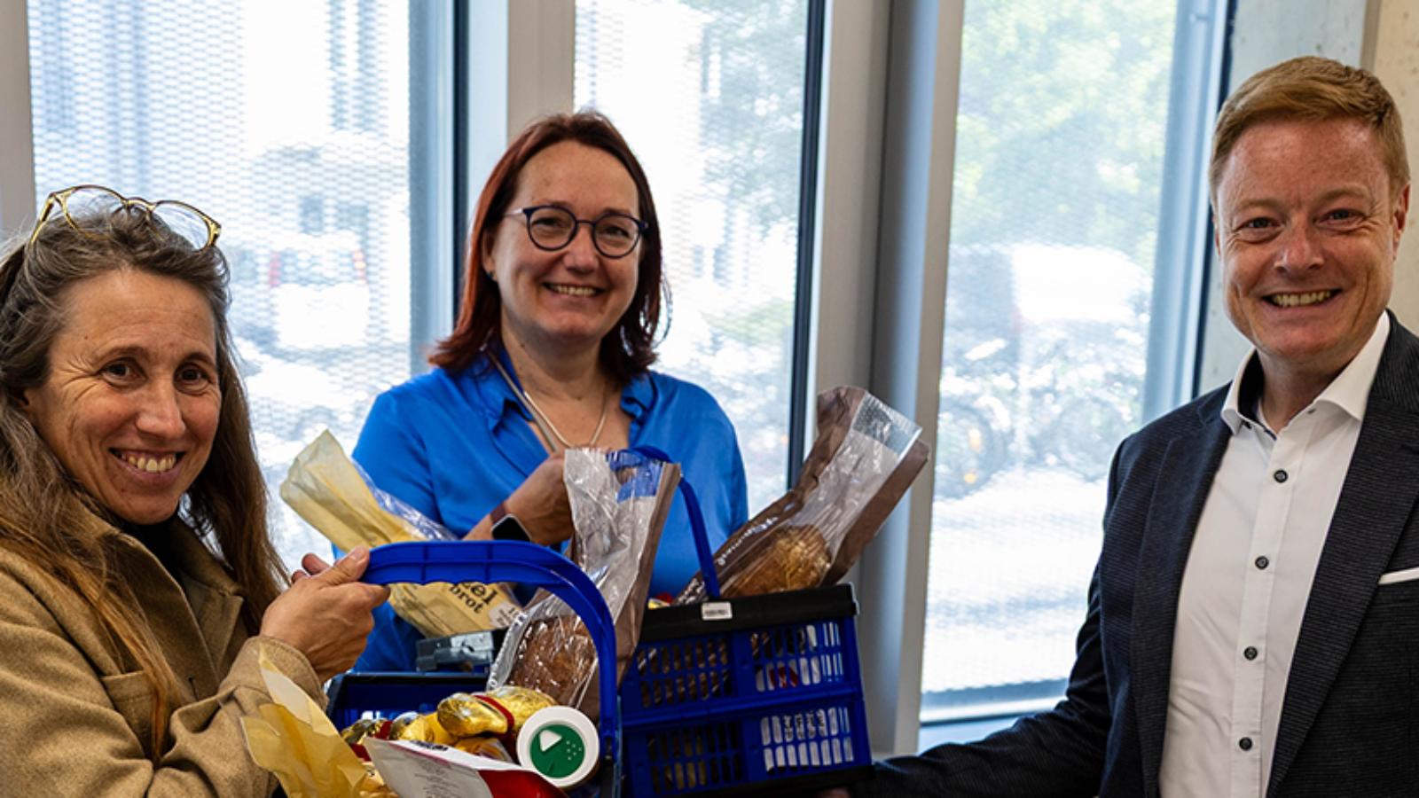Bereichsleiter Thomas Pitsch überbringt Begrüßungsgeschenke an die Schulleiterinnen Carina Quirmbach (l., Gesamtschule) und Marion Wilmhoff (Grundschule).
