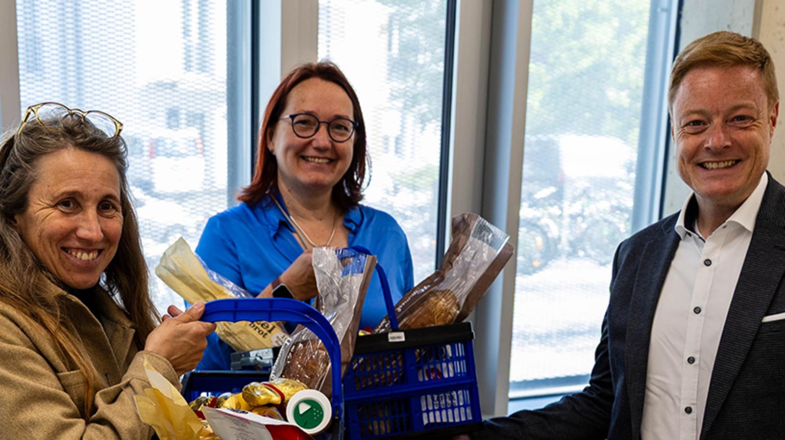 Bereichsleiter Thomas Pitsch überbringt Begrüßungsgeschenke an die Schulleiterinnen Carina Quirmbach (l., Gesamtschule) und Marion Wilmhoff (Grundschule).
