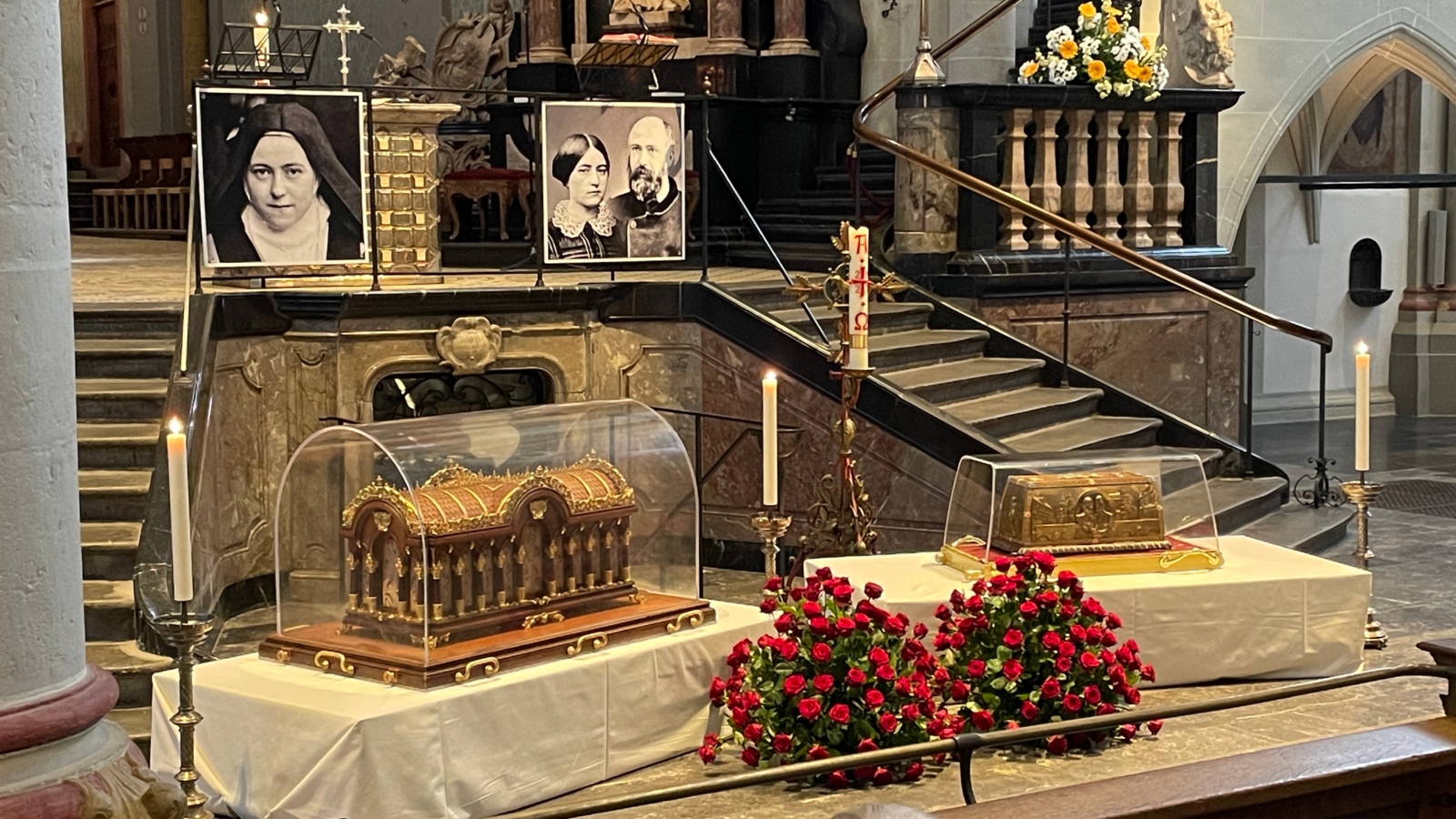 Besuch des Schreins der hl. Theresia von Lisieux im Bonner Münster 2023 (Archivbild)