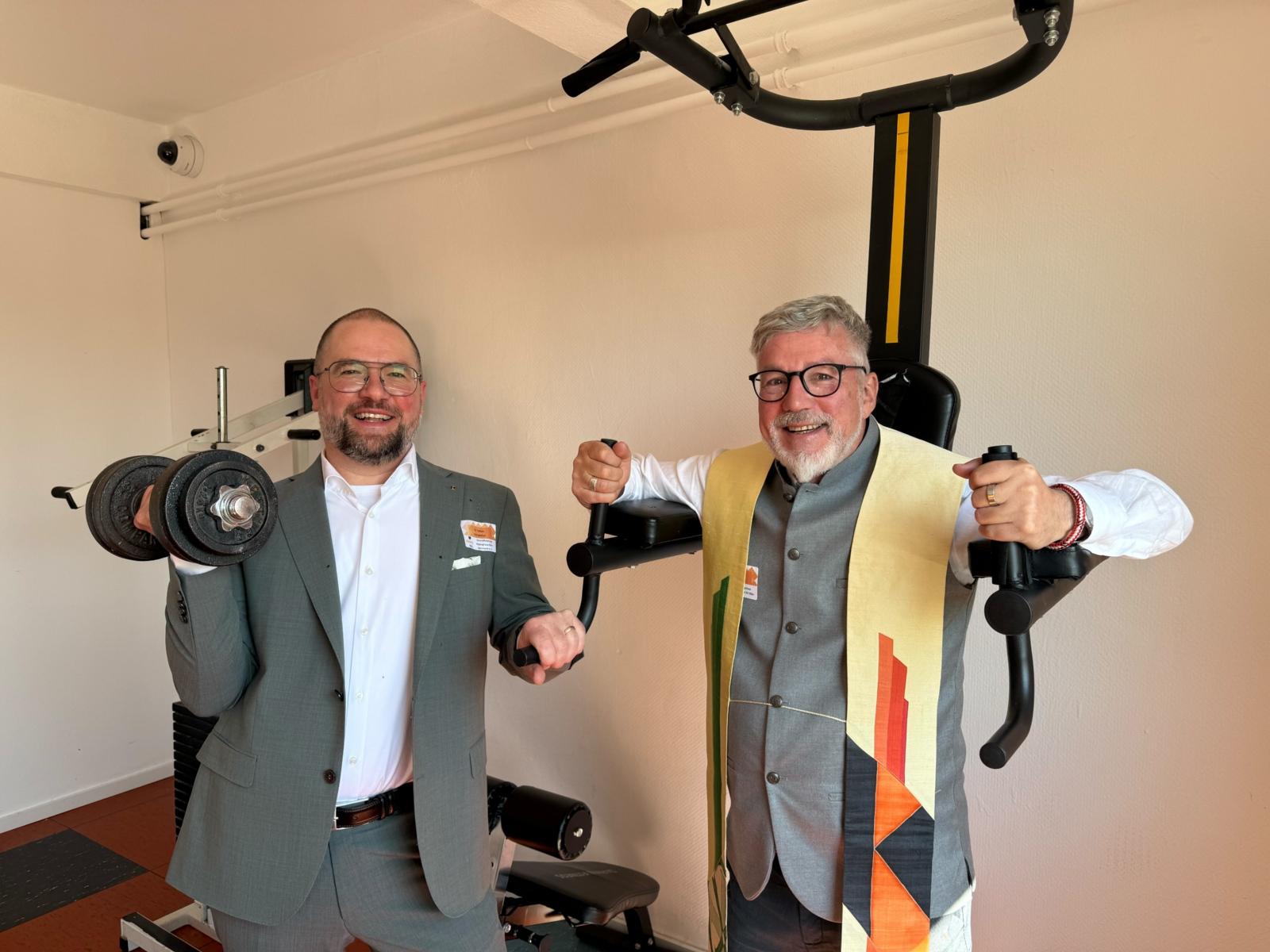 Fit für die Zukunft: Geschäftsleiter Dr. Tobias Kanngießer und Diözesanpräses Peter Jansen bei der Einweihung des modernisierten Kolping-Jugendwohnheims in Köln-Mülheim