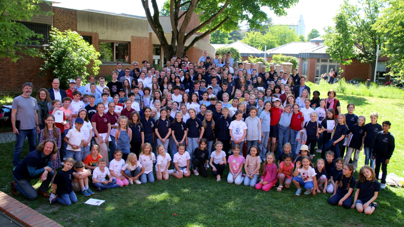 Gruppenbild der teilnehmenden Kinder- und Jugendchöre aus dem Erzbistum Köln am Pueri-Cantores-Tag im Mai 2025.