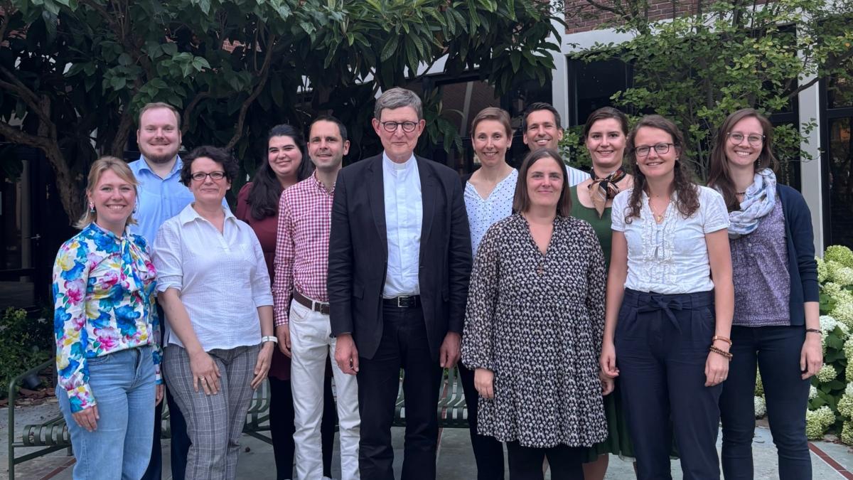Kardinal Woelki mit den neuen Gemeinde- und Pastoralreferentinnen und -referenten