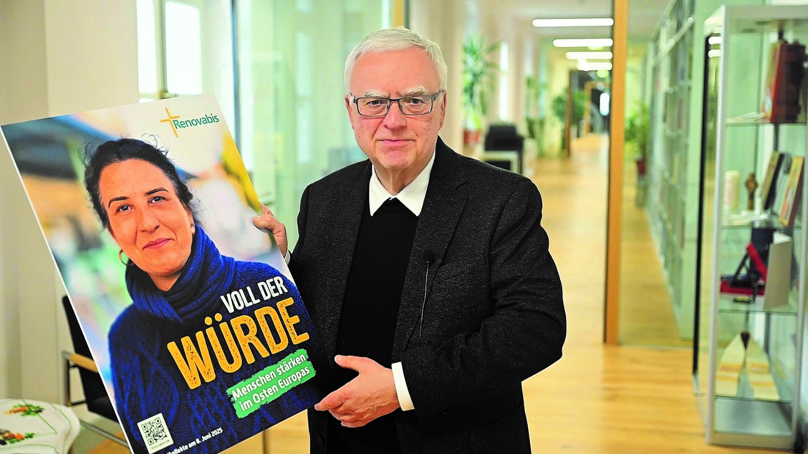 Erzbischof Heiner Koch mit Aktionsplakat