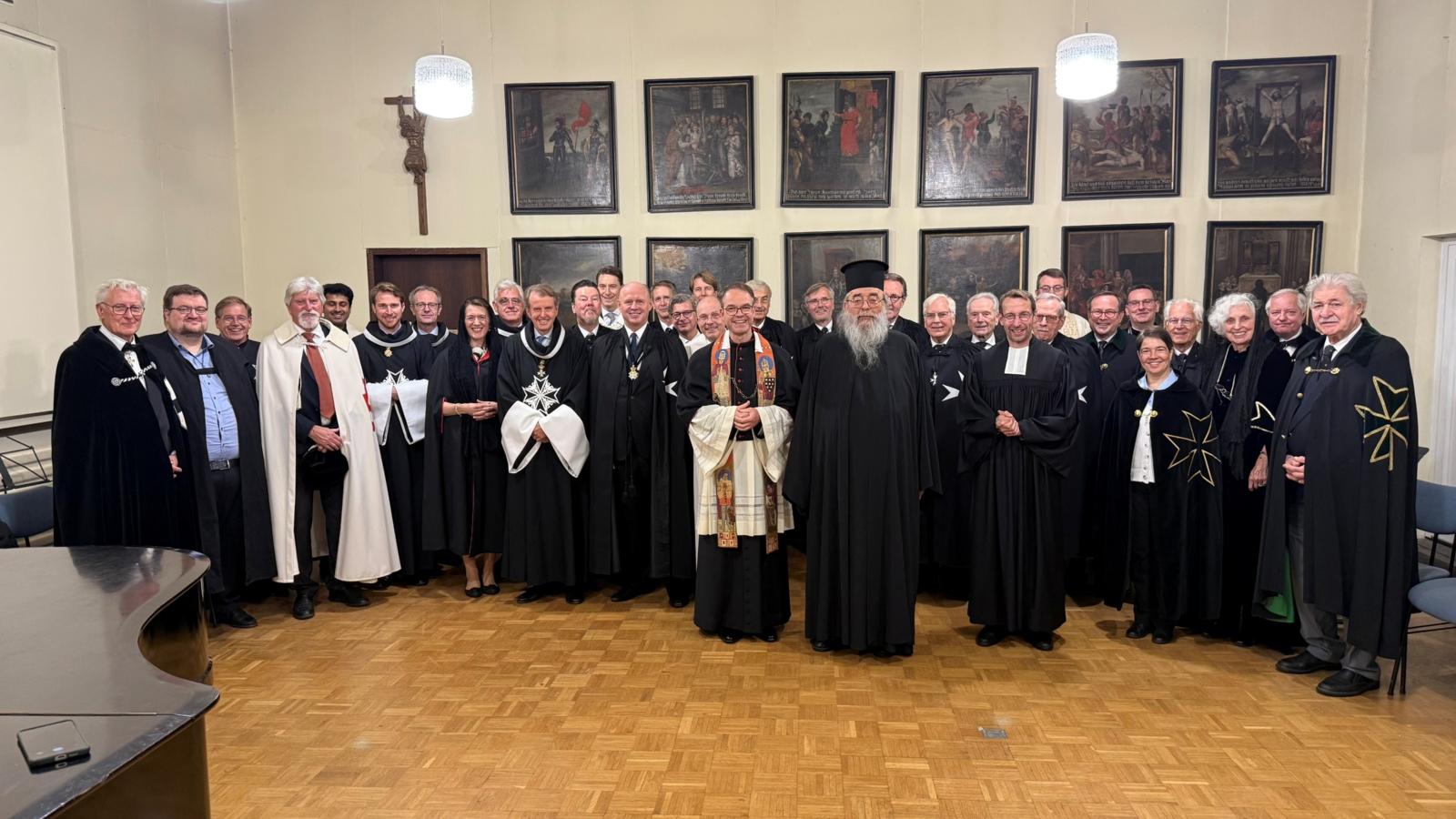 Gruppenfoto von Mitgliedern eines christlichen Ritterordens sowie dem katholischen Oberpfarrer Andreas Süß, dem Erzpriester Radu Constantin Miron und dem evangelischen Pfarrer Sebastian Appelfeller