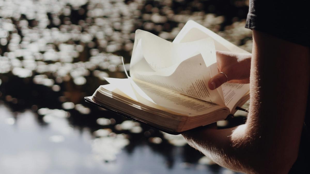 Lesen in der Bibel (Symbolbild)