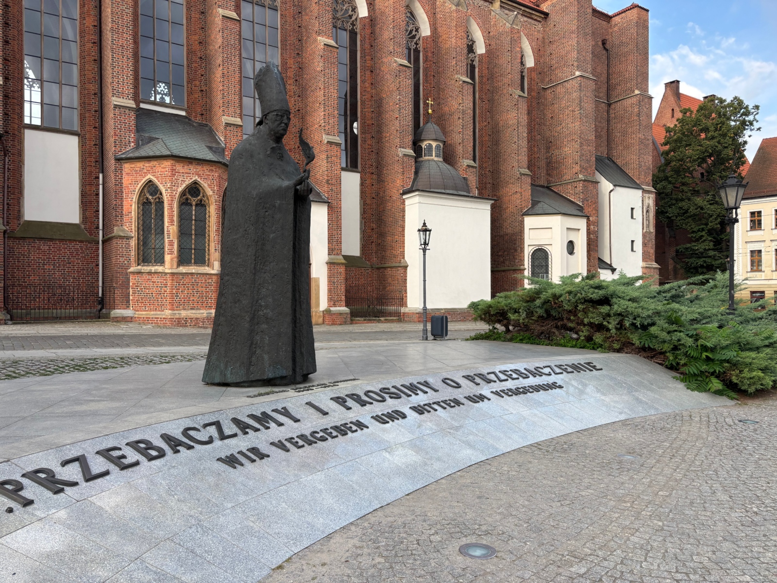 Fotografie des Denkmals für Kardinal Bolesław Kominek in Breslau.