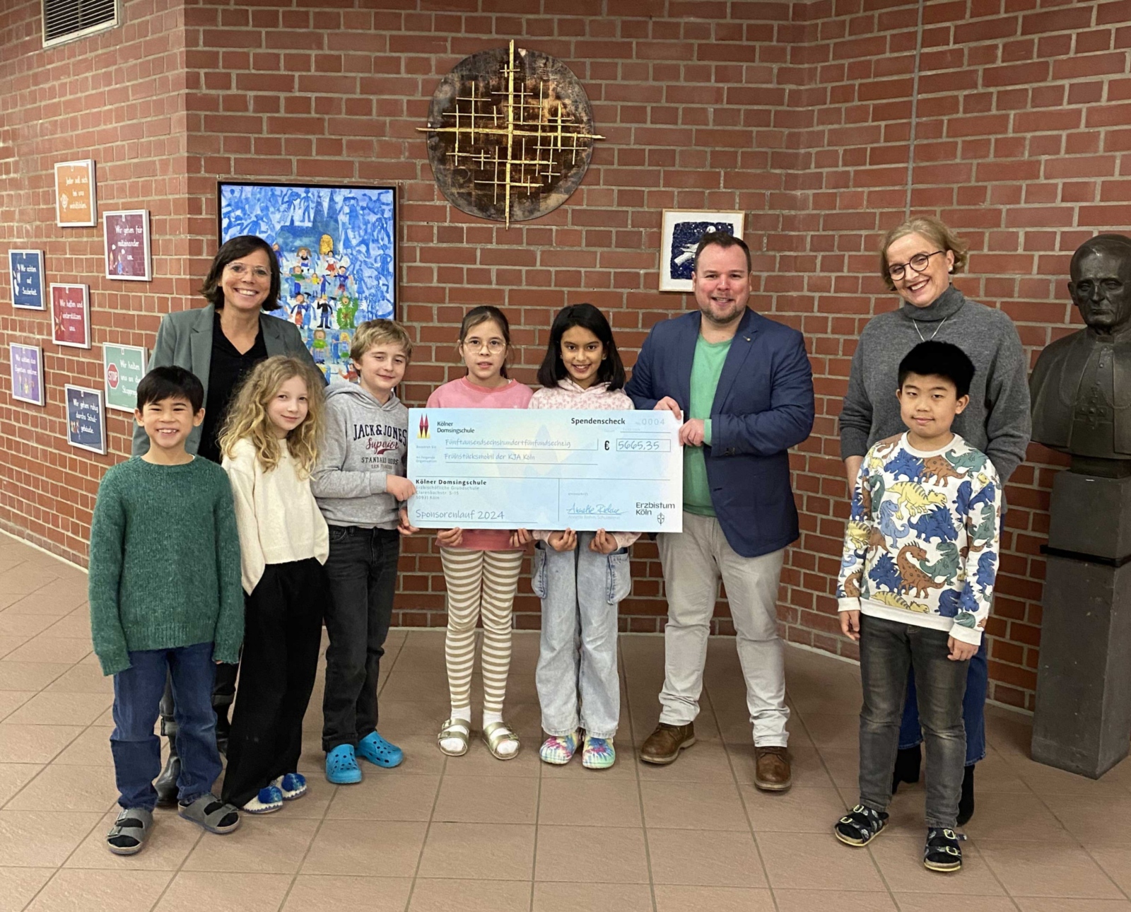 Barbara Cremer, Tobias Brömme, Schulleiterin Annette Riehm und Kinder der Domsingschule (v.l.n.r.)