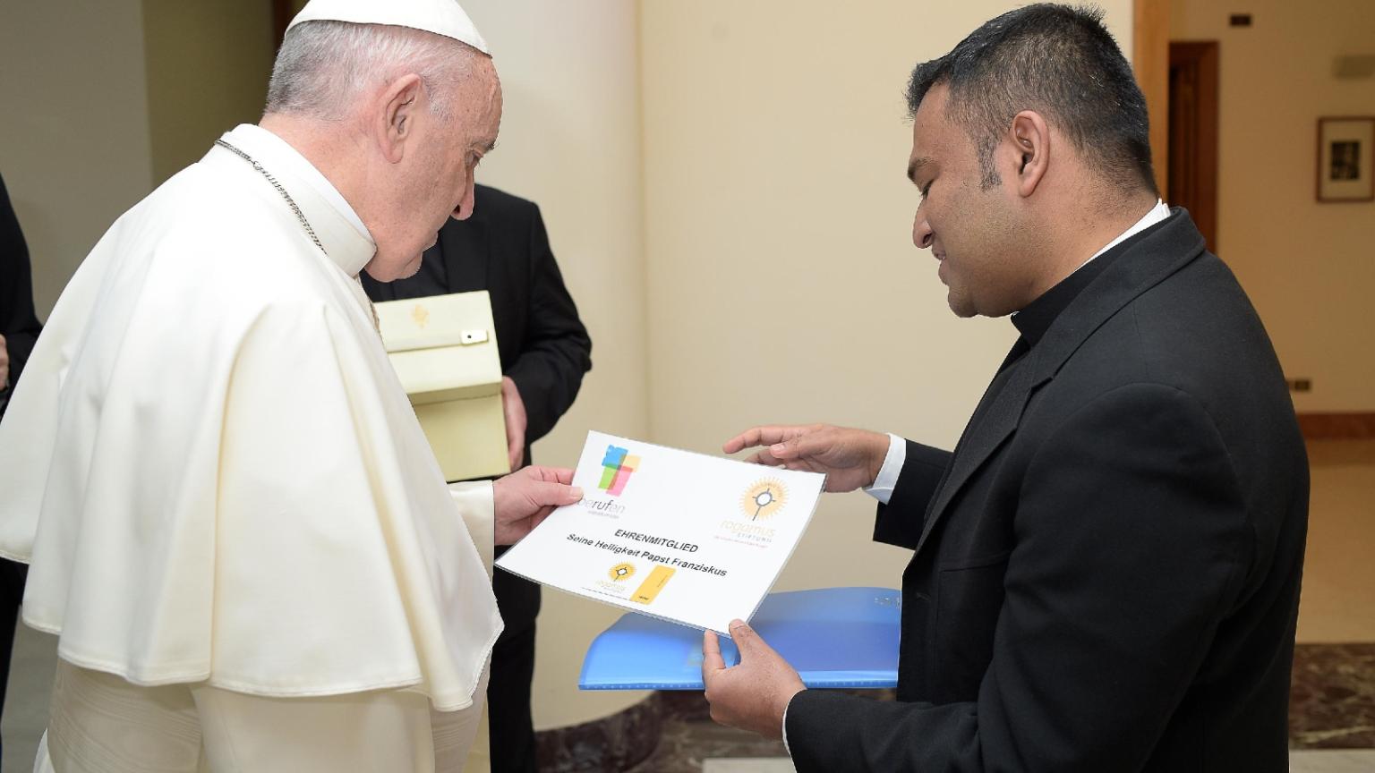 Papst Franziskus und Regens Pfr. Regamy Thillainathan am 12.2.2018 bei der Ernennung von Papst Franziskus zum Ehrenmitglied.