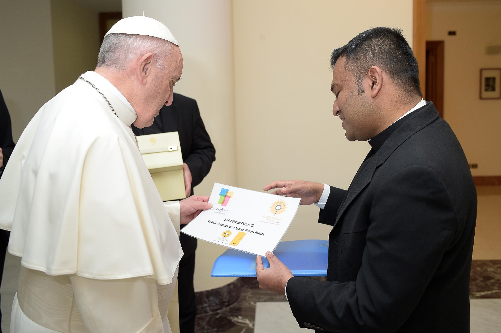 Papst Franziskus und Regens Pfr. Regamy Thillainathan am 12.2.2018 bei der Ernennung von Papst Franziskus zum Ehrenmitglied.