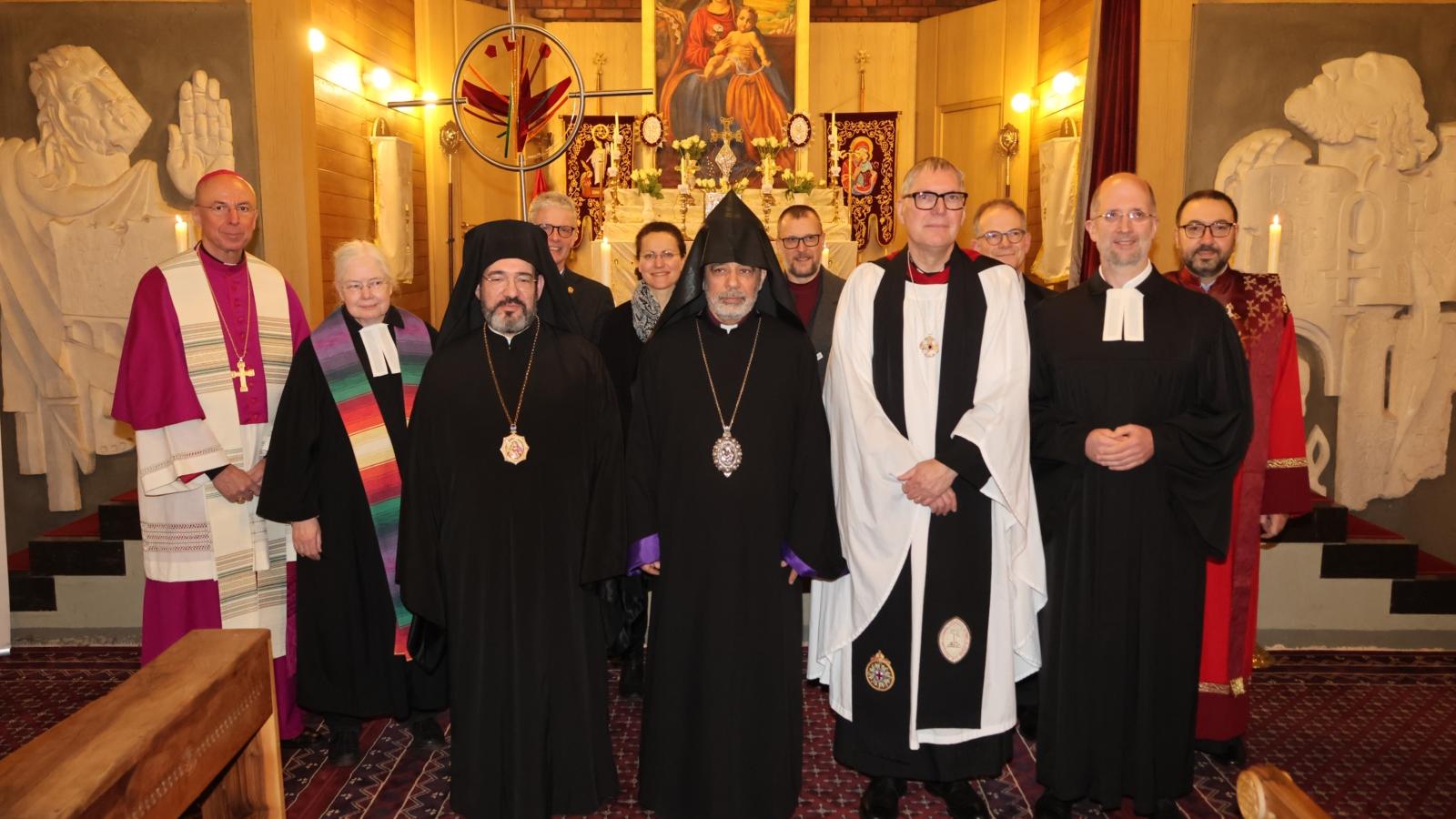 (v. l.) Weihbischof Dr. Peter Birkhofer, Pfarrerin Susanne Beuth, Bischof Emmanuel von Christoupolis, Rainer Will, Anna-Maria Fischer, Bischof und Gastgeber Serovpe Isakhanyan, Tim Lindfeld, Reverend Christopher Easthill, Reinhardt Schink, Präses Thorsten Latzel und Diakon Sayad Boyacian.