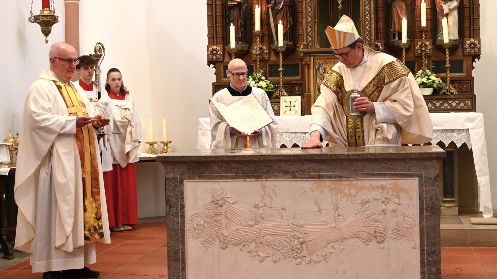 Kardinal Woelki weihte Altar in Wipperfürth-Wipperfeld (1. Februar 2026)