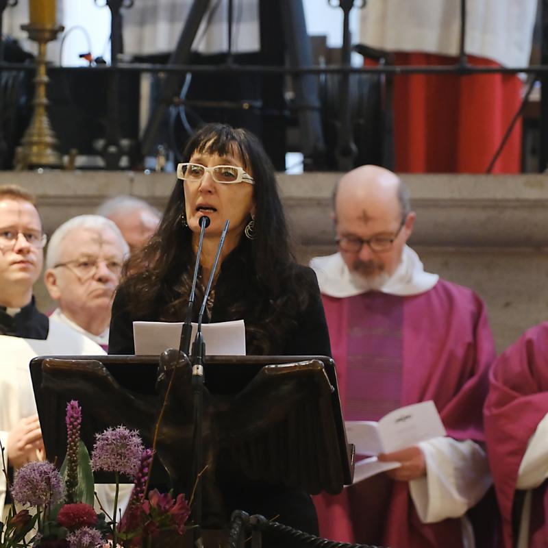 Foto der Künsterlin Irena Paskali beim Aschermittwoch der Künstler 2026 in Köln.