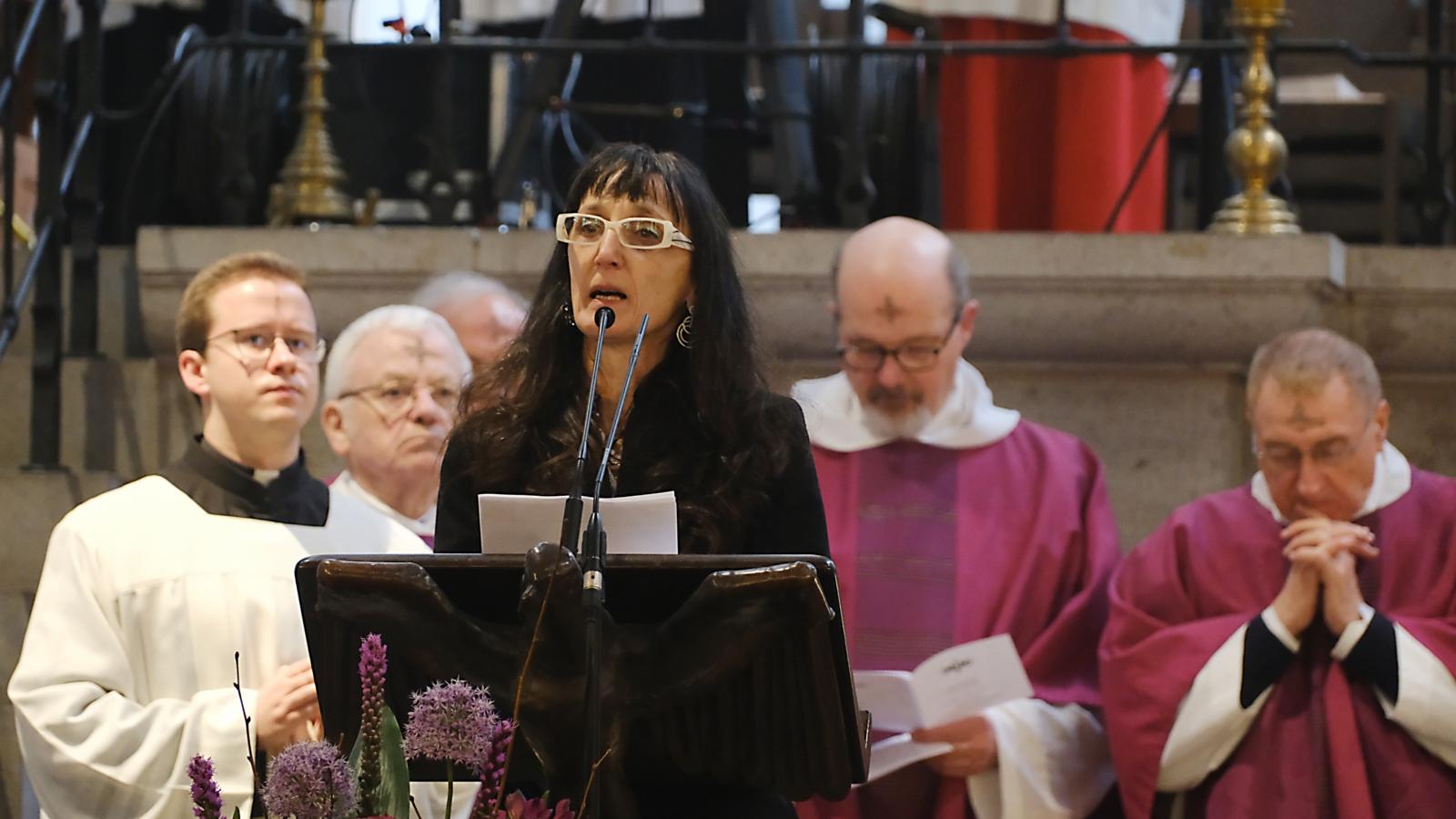 Foto der Künsterlin Irena Paskali beim Aschermittwoch der Künstler 2026 in Köln.