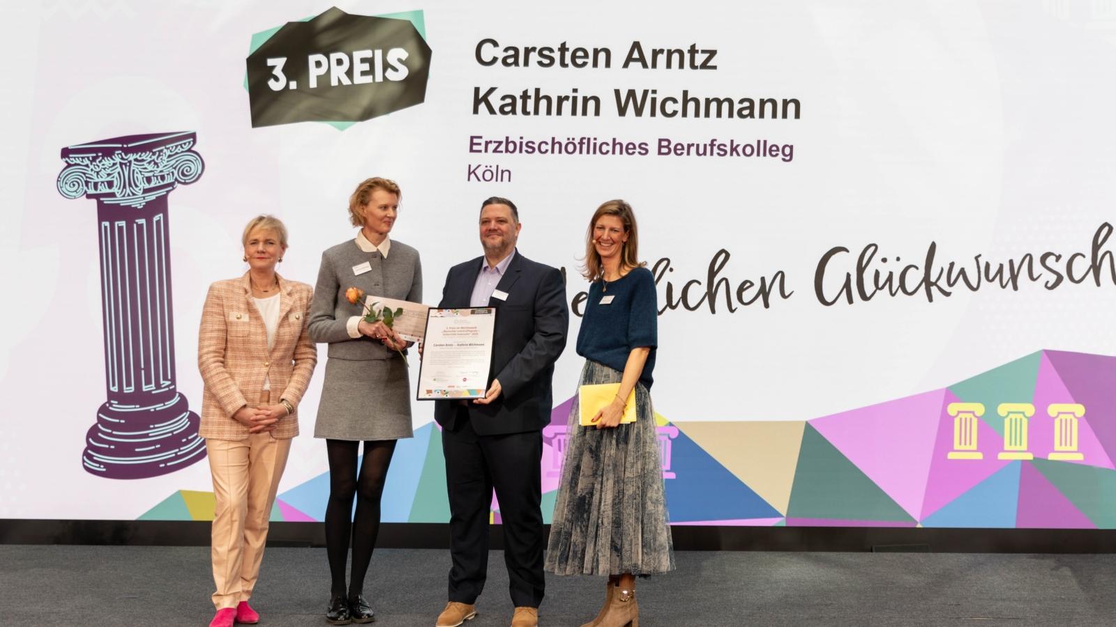 Gruppenfoto zur Verleihung des Deutschen Lehrkräftepreises in Berlin