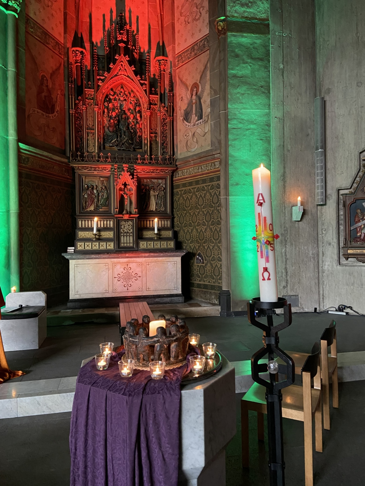 Der Innenraum mit stimmungsvollem Kerzenlicht