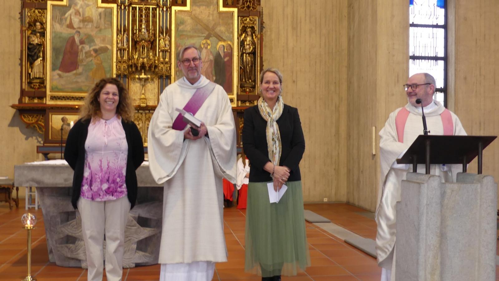 Im Familiengottesdienst stellte Pfarrer Karl-Heinz Wahlen (rechts) das Gemeinde-Team für St. Anno (von links) Diana Recht, Diakon Marc Kerling und Sabine Sauerzweig vor. (Foto: Gast, 15.03.2026)